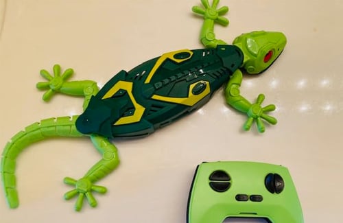 Wall-Climbing Chameleon – LED Eyes & Flexible Movement
